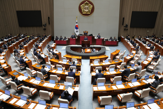 김민석 국무총리가 6일 국회 예산결산특별위원회 회의장에서 열린 예결위 첫 회의에 참석해 인사말을 하고 있다. 국회는 이날 예결위 전체회의를 시작으로 2026년도 정부 예산 심의에 들어갔다. 연합뉴스