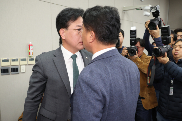 국민의힘 송언석 원내대표와 더불어민주당 이기헌 의원이 6일 서울 여의도 국회에서 열린 운영위원회의 대통령비서실과 국가안보실, 대통령경호처 등에 대한 국정감사에서 여야 설전으로 정회된 직후 이른바 