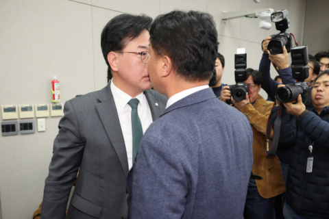 '김현지 출석' 대신 '배치기 몸싸움'만 일어난 국회 운영위 국감