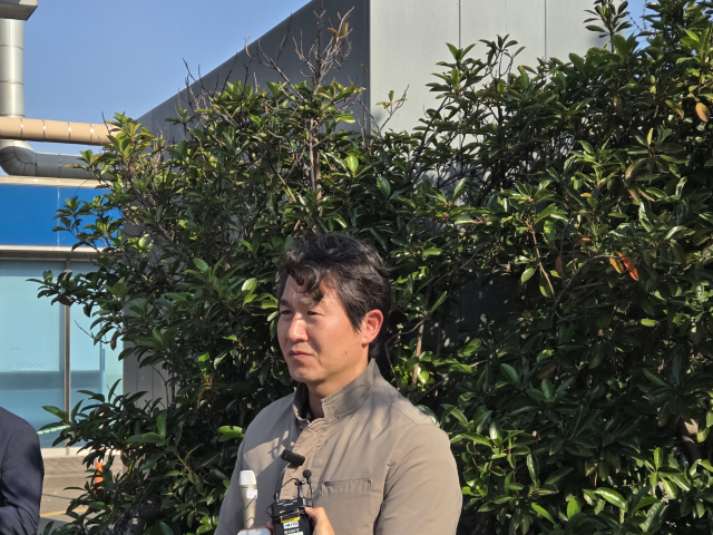이종우 경북경찰청 중대재해수사팀장이 6일 포스코DX 근로자 사망 사고와 관련, 포항제철소 2문 앞에서 합동감식에 대해 설명하고 있다. 배형욱 기자.
