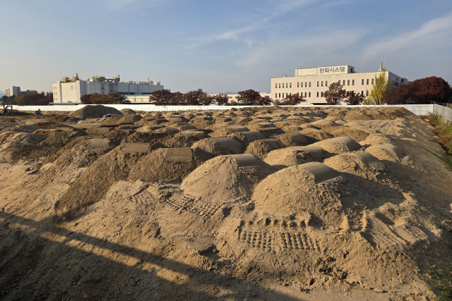 6일 오후 삼성전자 구미1사업장 내 부지에서 철거 과정 중의 하나인 토양 정화 작업이 진행되고 있다. 이 부지는 지난해 삼성SDS가 매입한 곳으로, 차세대 AI 데이터센터가 들어설 전망이다. 조규덕 기자