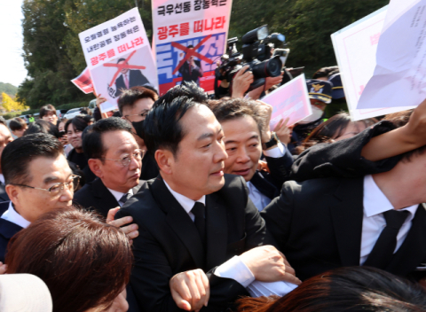 몸싸움·욕설로 아수라장된 5·18묘지…장동혁 상의까지 붙들렸다