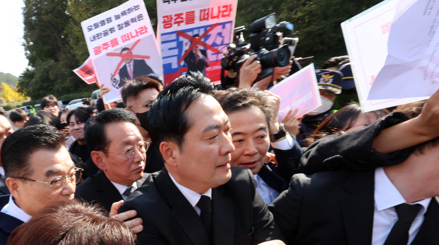 몸싸움·욕설로 아수라장…장동혁 5·18 참배 무산