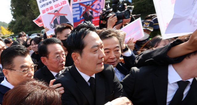 몸싸움·욕설로 아수라장…장동혁, 5·18 묘지 참배 무산