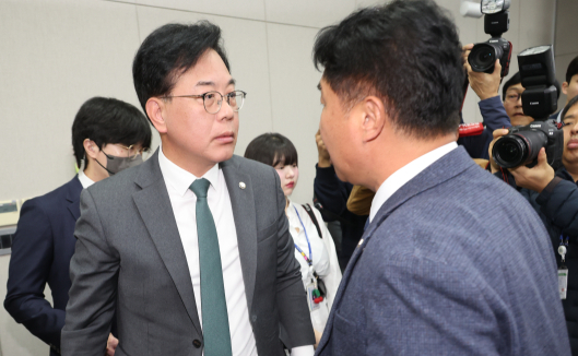 '배치기 충돌' 이기헌 