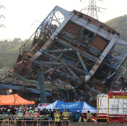 울산화력발전소 구조물 붕괴 사고…7명 매몰 2명 구조