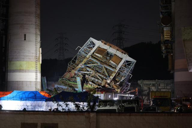 6일 오후 울산시 남구 용잠동 한국동서발전 울산발전본부 울산화력발전소 보일러 타워 붕괴 사고 현장에서 야간작업이 이어지고 있다. 이 사고로 2명이 구조됐고 7명이 매몰된 것으로 추정된다. 연합뉴스