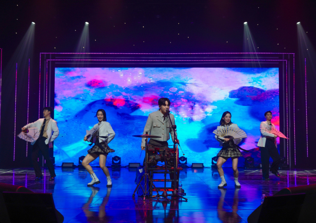 보컬그룹 V.O.S가 자신들의 히트곡인 