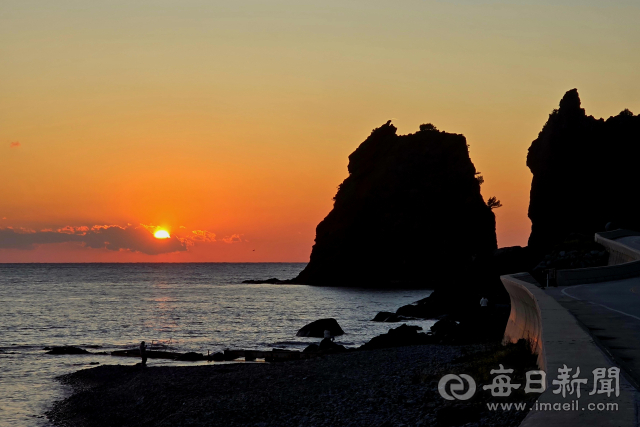 통구미 거북바위 낙조. 조준호 기자