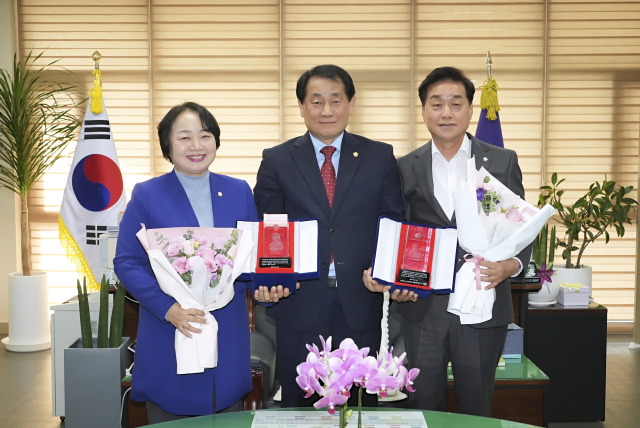 안동시의회 권기윤(사진 오른쪽), 정복순(왼쪽) 의원이 
