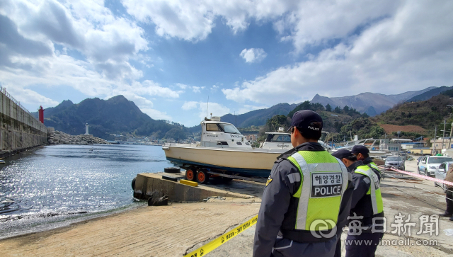 동해해경은 경북 울릉도 저동항에서 해양보호와 낚시선 관리 업무등을 진행하고 있다. 조준호 기자