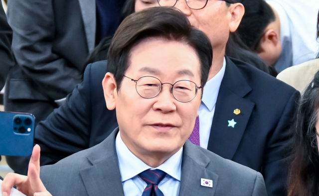 李 지지율 63%에도…국민 4명 중 1명 