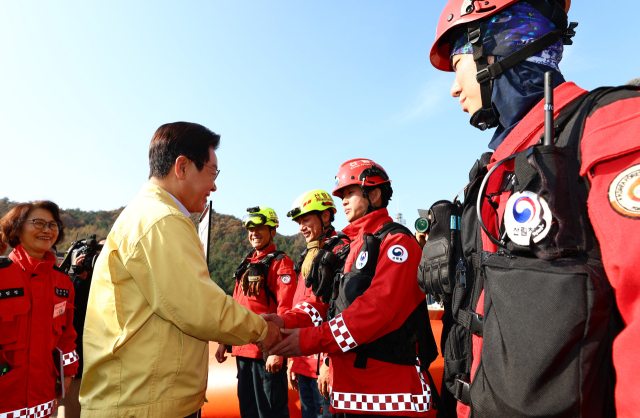 이재명 대통령이 6일 강원도 원주 산림항공본부에서 산불진화 관·군 합동훈련 참관에 앞서 대원들을 격려하고 있다. 연합뉴스