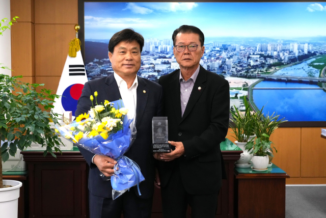 김상호(왼쪽) 영천시의원이 김선태 영천시의회 의장으로부터 