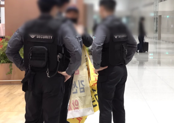 보안요원이 김선생을 제지하는 모습. 유튜브 