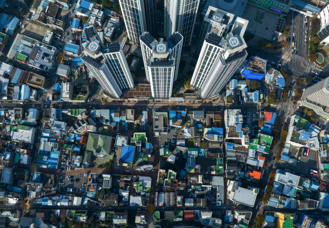 7일 대구 중구의 한 쪽방촌에 낡은 주택들이 빼곡히 들어서 있는 모습 뒤로 고층 아파트 단지가 보인다. 김영진 기자 kyjmaeil@imaeil.com