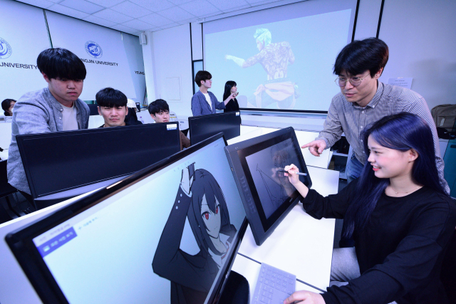 영진전문대 아트미디어계열 만화애니메이션과 학생들이 실습 수업을 받고 있다. 영진전문대 제공