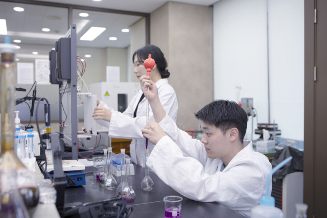 영남이공대 화장품화공계열 학생들이 실습실에서 화학공학 실험을 하고 있다. 영남이공대 제공