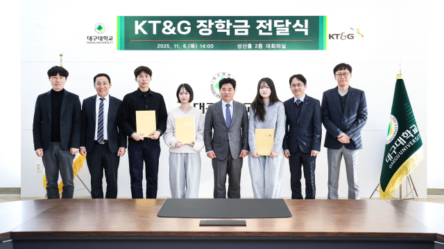 KT＆G 대구경북본부는 대구대에 지역 인재 양성 위한 장학금을 기탁하고 기념촬영을 하고 있다. 대구대 제공