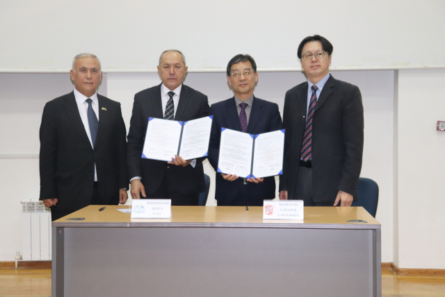 왼쪽부터 우즈베키스탄 사마르칸트 직훈원 이스모일 원장, 우즈베키스탄 샤흐리샵스 직훈원 율다셰프 원장, 계명문화대 KOICA 사업 PM 이상석 교수, KOICA 우즈베키스탄 사무소 신명섭 소장이 기념촬영을 하고 있다. 계명문화대 제공