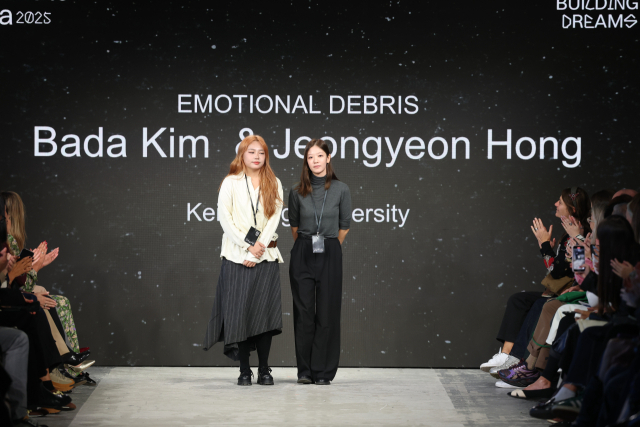 계명대 패션마케팅학과 홍정연(좌), 김바다(우) 학생이 Fashion Graduate Italia 2025에서 무대인사를 하고 있다. 계명대 제공