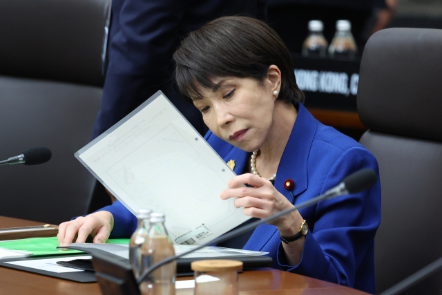 다카이치 사나에 일본 총리가 31일 경주화백컨벤션센터(HICO)에서 열린 2025 아시아태평양경제협력체(APEC) 정상회의 제1세션에 참석하고 있다. 연합뉴스