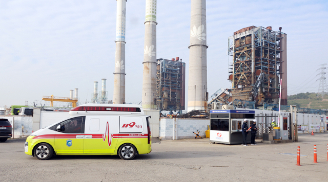 울산화력발전소 보일러 타워 붕괴 사고 현장에서 7일 오전 구급차가 심정지 상태로 구조된 매몰자를 이송하고 있다. 연합뉴스