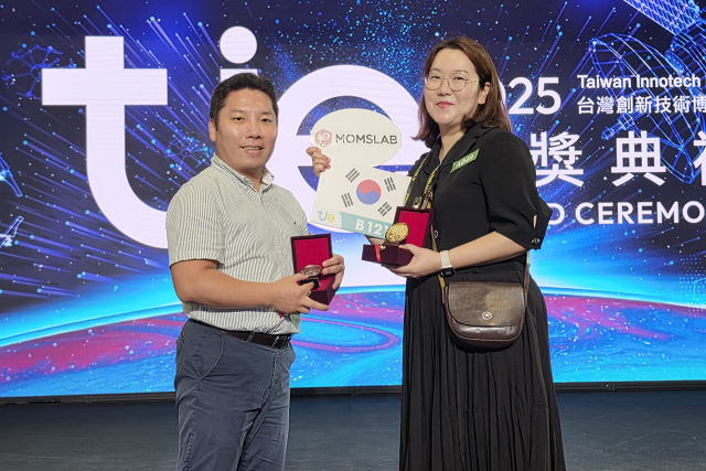 수상 후 ㈜맘쓰랩 김소향(오른쪽) 대표가 기념촬영을 하고 있다.