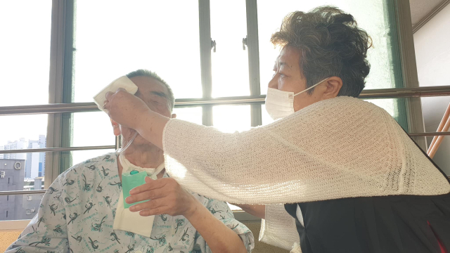 졸혼 후에도 병간호…이외수 부인 전영자씨 별세