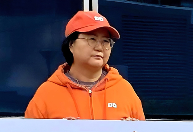 SKT 앞 던킨 1인 시위... 알고보니 