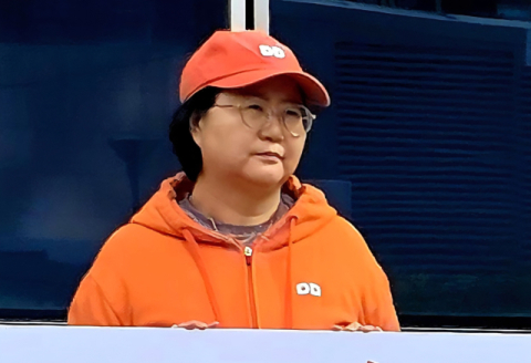 SKT 앞 던킨 1인 시위... 알고보니 