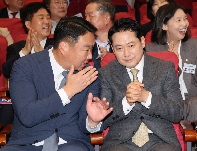 27일 서울 여의도 국회 의원회관에서 열린 국민의힘 전국 광역의원 및 강원도 기초의원 연수에서 국민의힘 장동혁 대표가 정희용 사무총장의 말을 듣고 있다. 연합뉴스