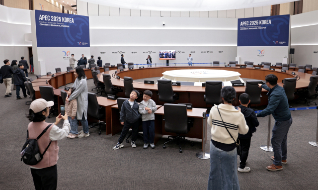 아시아태평양경제협력체(APEC) 정상회의 당시, 이재명 대통령과 시진핑 중국 국가주석, 다카이치 일본 총리 등 21개국 정상들이 참석한 본회의장이 5~9일 공개돼 1만여 명이 넘는 관광객이 찾았다. 관광객들이 8일 경주화백컨벤션센터 APEC 정상회의장을 둘러보는 모습. 김영진 기자 kyjmaeil@imaeil.com