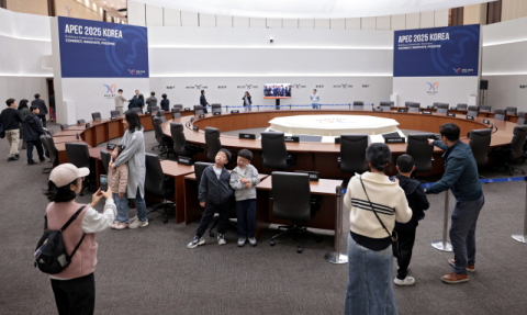 APEC 정상회의장 1.2만명 '북적'…공개 관람 행사 성황리에 마쳐 