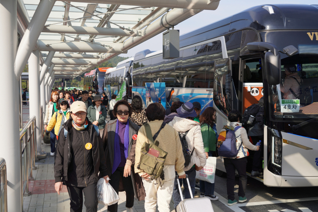 지난 6일 가칠르 이용해 울진을 찾은 관광객 240여명이 가을여행 버스 지원사업에 참여해 관광버스를 타고 있다. 울진군 제공