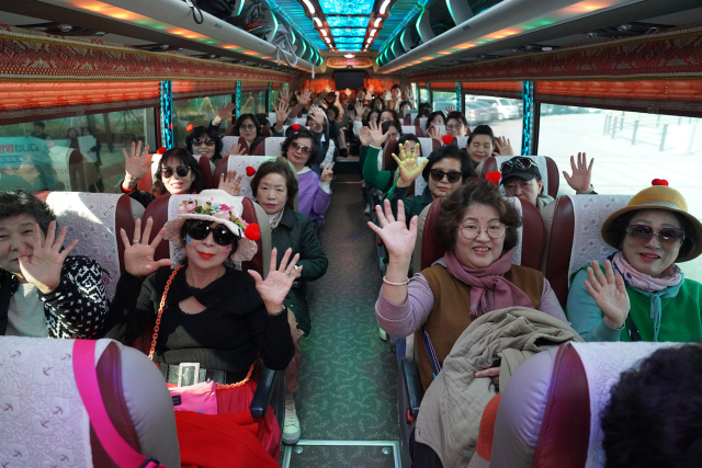 지난 6일 가칠르 이용해 울진을 찾은 관광객 240여명이 가을여행 버스 지원사업에 참여해 관광버스를 타고 있다. 울진군 제공