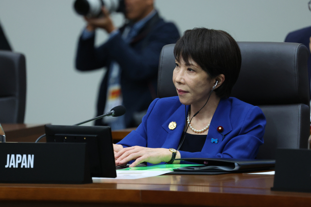 다카이치 사나에 일본 총리가 31일 경주화백컨벤션센터(HICO)에서 열린 2025 아시아태평양경제협력체(APEC) 정상회의 제1세션에서 이재명 대통령의 발언을 듣고 있다. 연합뉴스