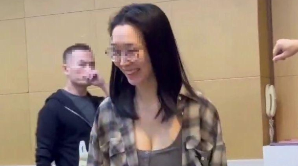 700만원에 석방 '프린스그룹 비서'…웃는 모습 공분