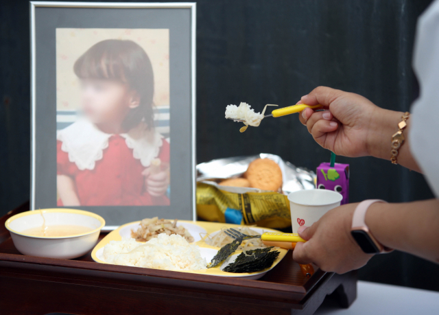 대구지방법원 김천지원에서 구미 3세 여아 사망 사건과 관련해 숨진 여아의 생모로 알려진 석 모 씨의 첫 재판이 열린 22일 김천지원 앞에 시민들이 준비한 숨진 여아를 위한 밥상이 차려져 있다. 연합뉴스