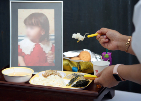 빵만 곁에 둔채 홀로 버려진 3살…울지도 못하고 끝내 눈감았다