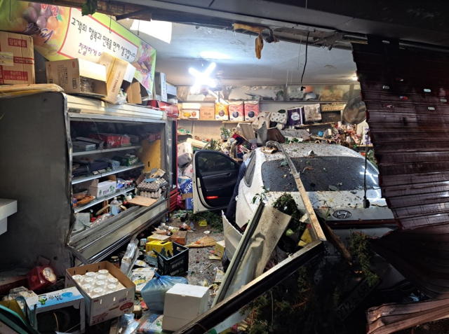 9일 오전 0시 10분쯤 안동시 신안동 한 마트로 차량이 돌진하는 사고가 발생했다. 경북소방본부 제공