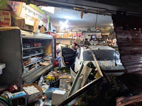 안동서 마트로 승용 차량 돌진…탑승자 2명 경상