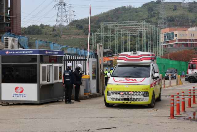 9일 오전 한국동서발전 울산발전본부 울산화력발전소에서 3번째 수습된 사망자 시신을 실은 구급차가 발전소 현장을 빠져나가고 있다. 연합뉴스
