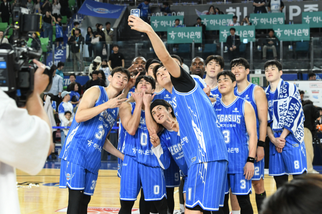 대구 한국가스공사 페가수스 선수들이 8일 서울 삼성 썬더스에 역전승을 거둔 뒤 기념 사진을 찍고 있다. KBL 제공