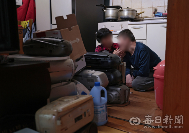 7일 대구 남구의 한 주택에서 발달장애인 상훈(46·가명) 씨가 어머니 최태선(76·가명) 씨의 돌봄을 받고 있다. 김영진 기자 kyjmaeil@imaeil.com