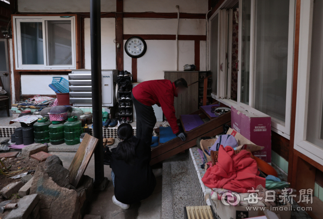 7일 대구 남구의 한 주택에서 발달장애인 상훈(46·가명) 씨가 활동보호사의 도움을 받아 집으로 들어가고 있다. 김영진 기자 kyjmaeil@imaeil.com