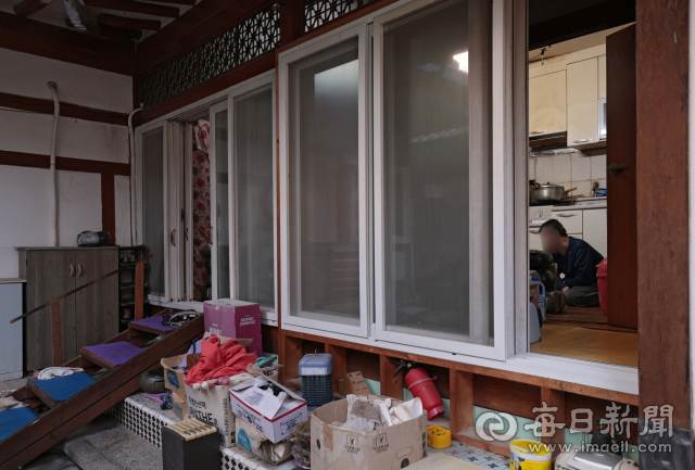 7일 대구 남구의 한 주택에서 발달장애인 상훈(46·가명) 씨가 어머니의 돌봄을 기다리고 있다. 김영진 기자 kyjmaeil@imaeil.com