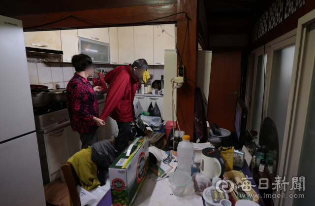 7일 대구 남구의 한 주택에서 발달장애인 상훈(46·가명) 어머니 최태선(76·가명) 씨의 도움을 받아 옷을 벗고 있다. 김영진 기자 kyjmaeil@imaeil.com