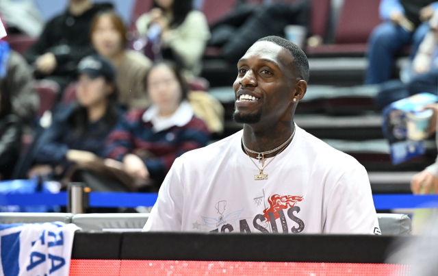 대구 한국가스공사 페가수스의 라건아가 8일 벤치에서 서울 삼성 썬더스와의 경기를 지켜보고 있다. KBL 제공