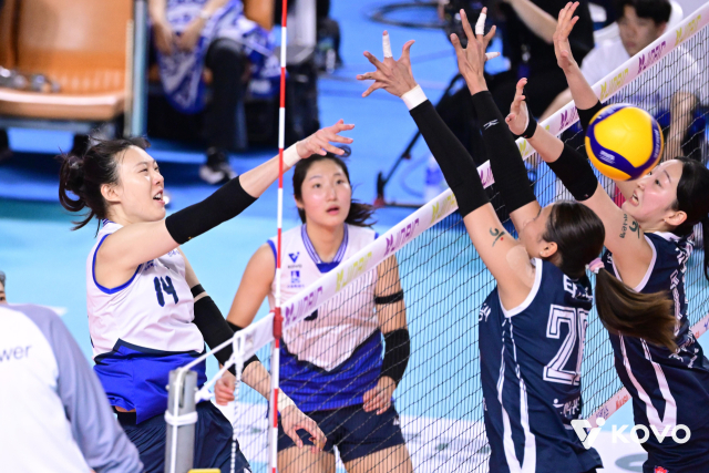 8일 경북 김천체육관에서 열린 진에어 2025-26 V리그 여자부 한국도로공사와 현대건설의 경기. 현대건설 양효진(왼쪽)이 스파이크하고 있다. 연합뉴스